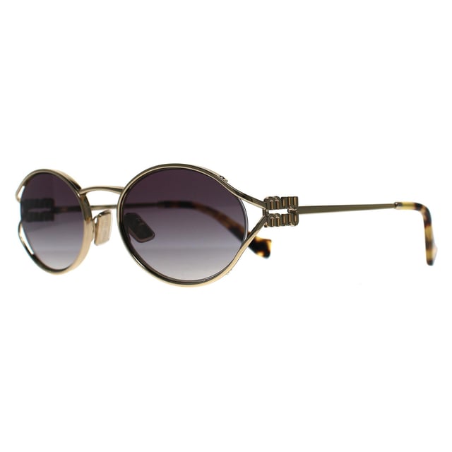 Die Miu Miu MU52YS ZVN5D1 Sonnenbrille in Messinggold und Dunkelbraun ist eine atemberaubende Verschmelzung von zeitgenÃ¶ssischem Stil und zeitlosem Luxus. Diese Sonnenbrille verfÃ¼gt Ã¼ber einen markanten ovalen Rahmen, der sorgfÃ¤ltig aus hochwertigem Acetat fÃ¼r ein leichtes und langlebiges Finish gefertigt wurde. Die GlÃ¤ser bieten einen hervorragenden UV-Schutz und sorgen dafÃ¼r, dass Ihre Augen gut geschÃ¼tzt sind und gleichzeitig Raffinesse ausstrahlen. Die MU52YS Sonnenbrille ist mit dem kultigen Miu Miu Logo an den BÃ¼geln verziert und wurde fÃ¼r Modebegeisterte entworfen, die gerne ein Statement setzen. Perfekt, um jedem Outfit einen Hauch von Glamour zu verleihen, ist diese Sonnenbrille ein unverzichtbares Accessoire fÃ¼r alle, die modernes Design und klassischen Charme schÃ¤tzen.
