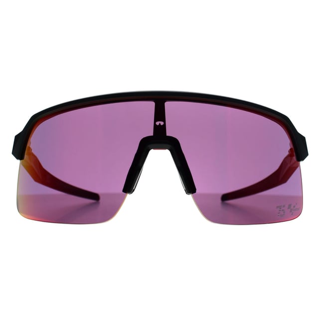 Gafas de sol Oakley Rectangle Mens Moto GP Matte Black Prizm Road Sutro Lite diseñadas pensando en el rendimiento deportivo, Sutro es un modelo semicontorneado diseñado para un mejor campo de visión. Fabricadas en ligero O Matter para ofrecer comodidad y durabilidad durante todo el día. Las plaquetas nasales de Unobtainium las mantienen firmemente en su sitio, ya que la sujeción aumenta con la transpiración.