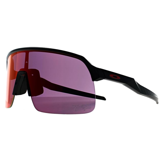 Gafas de sol Oakley Rectangle Mens Moto GP Matte Black Prizm Road Sutro Lite diseñadas pensando en el rendimiento deportivo, Sutro es un modelo semicontorneado diseñado para un mejor campo de visión. Fabricadas en ligero O Matter para ofrecer comodidad y durabilidad durante todo el día. Las plaquetas nasales de Unobtainium las mantienen firmemente en su sitio, ya que la sujeción aumenta con la transpiración.