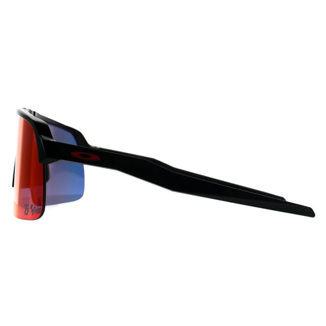 Gafas de sol Oakley Rectangle Mens Moto GP Matte Black Prizm Road Sutro Lite diseñadas pensando en el rendimiento deportivo, Sutro es un modelo semicontorneado diseñado para un mejor campo de visión. Fabricadas en ligero O Matter para ofrecer comodidad y durabilidad durante todo el día. Las plaquetas nasales de Unobtainium las mantienen firmemente en su sitio, ya que la sujeción aumenta con la transpiración.