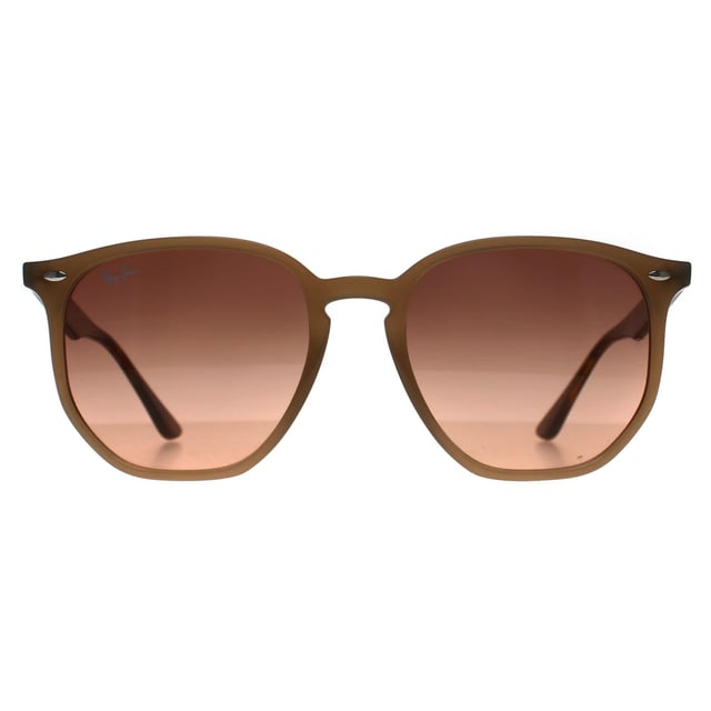 Las gafas de sol Ray-Ban Round Unisex Polished Turtledove Pink Gradient Grey RB4306 son un llamativo testimonio del legado de Ray-Ban de crear gafas con un atractivo duradero y un carácter distintivo. El diseño Irregular en tórtola pulida ofrece un giro fresco y moderno a las siluetas clásicas, destacando una elegancia poco ortodoxa que destaca sin esfuerzo. Con lentes grises degradadas en rosa, estas gafas de sol no sólo proporcionan una protección solar óptima, sino que también añaden un toque divertido a tu look, equilibrando a la perfección la sofisticación con un toque de rebeldía. Con su montura de plástico ligero, prometen comodidad sin comprometer la durabilidad que se espera de más de ocho décadas de artesanía de calidad. Unisex por naturaleza, se integran a la perfección en cualquier vestuario, irradiando una frescura auténtica que resulta tan atemporal como contemporánea.
