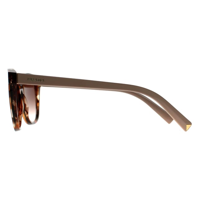 Las gafas de sol Prada Square Womens Caramel Tortoise Brown Gradient PR22ZS presentan una sofisticada silueta cuadrada que captura la distintiva mezcla de elegancia estructurada e innovación refinada de Prada, esculpida en acetato de primera calidad para un uso duradero.