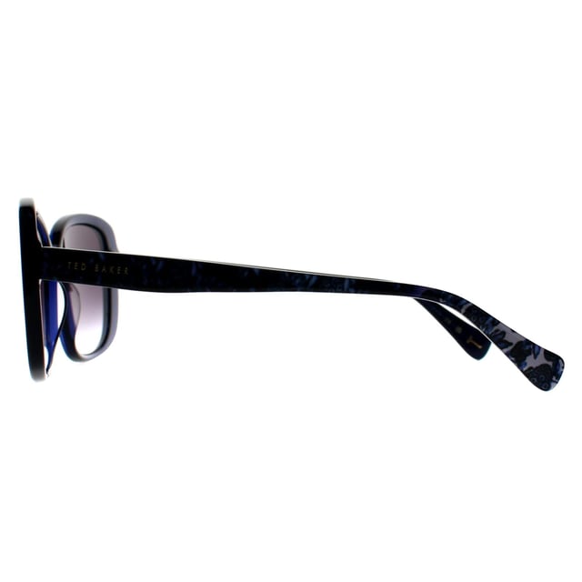 Las gafas de sol Ted Baker Square Womens Gloss Crystal Navy Grey Gradient TB1740 Penelope presentan una atrevida montura de acetato con forma de mariposa que combina durabilidad y comodidad. Incluyen un sutil detalle floral en el interior de las patillas, que añade un toque de elegancia a un diseño clásico y versátil adecuado para el día a día.