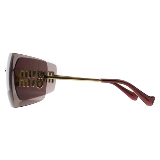 Las gafas de sol sin montura Miu Miu Gold Light Purple Brown MU54YS para mujer presentan una montura atrevida y sin montura que irradia confianza y sofisticación, fabricada en metal de alta calidad para ofrecer una sensación de lujo. Las lentes proporcionan una protección UV superior al tiempo que añaden un toque de glamour, perfecto para cualquier persona a la moda. Con detalles distintivos y el icónico logotipo de Miu Miu sutilmente grabado en las patillas, las gafas de sol MU54YS son un accesorio imprescindible para quienes se atreven a marcar tendencia. Sea el centro de atención y deje que su estilo brille con Miu Miu.