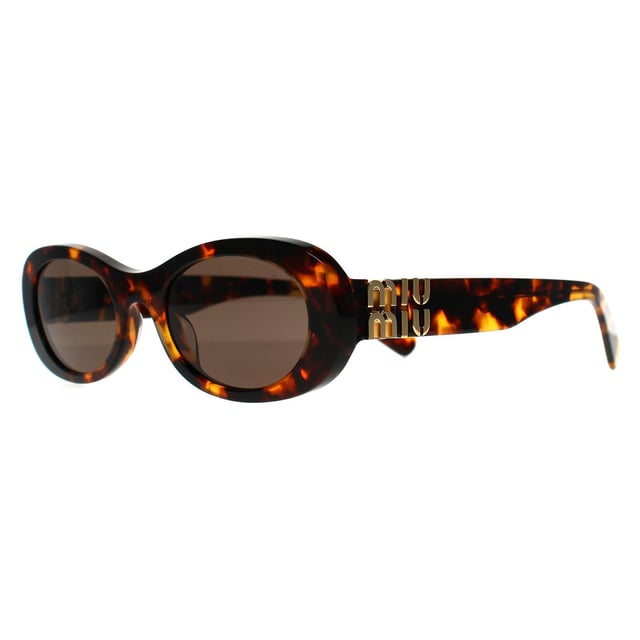 Las gafas de sol Miu Miu Oval Womens Havana Dark Brown MU06ZS presentan una elegante montura redondeada con detalles esculturales que realzan su diseño atemporal, combinando a la perfección el encanto retro con la elegancia contemporánea para un look seguro y a la moda.