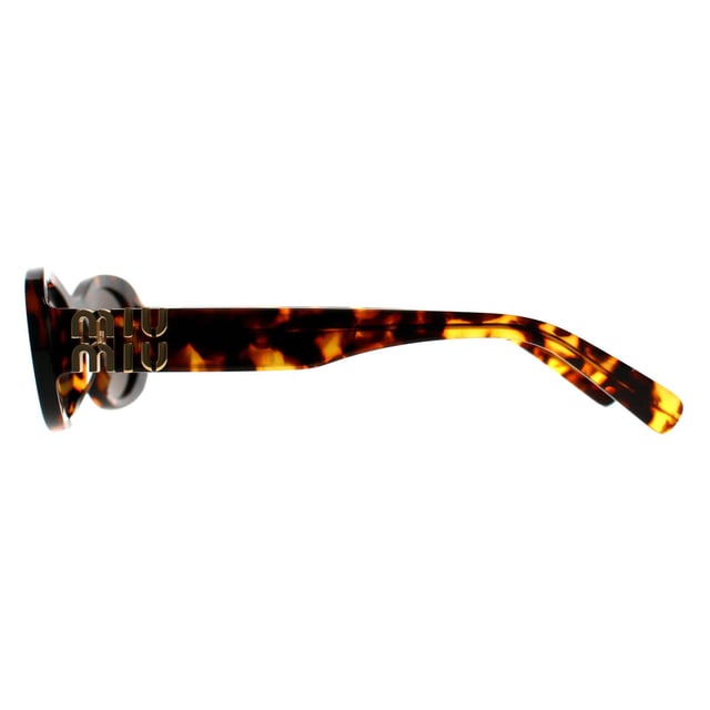 Las gafas de sol Miu Miu Oval Womens Havana Dark Brown MU06ZS presentan una elegante montura redondeada con detalles esculturales que realzan su diseño atemporal, combinando a la perfección el encanto retro con la elegancia contemporánea para un look seguro y a la moda.
