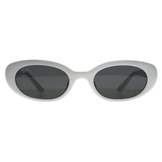 Las gafas de sol Ray-Ban Oval Womens Matte Opal Brown Dark Brown RB4441D Bio Based Sunglasses presentan una forma cuadrada moderna y de gran tamaño fabricada con materiales de base biológica, ofreciendo una actualización sostenible a un look atrevido de estilo urbano. Con líneas limpias, patillas esculpidas y detalles característicos de Ray-Ban, ofrecen un estilo destacado con una comodidad ligera y un atractivo ecológico.