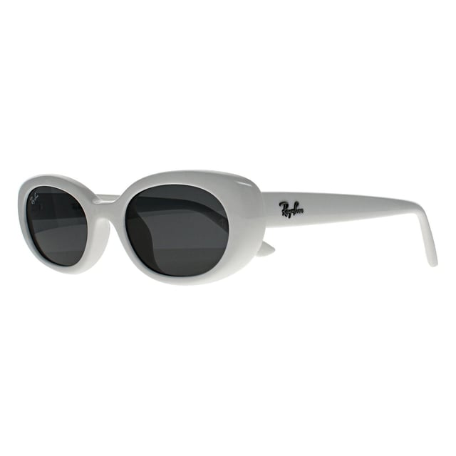 Las gafas de sol Ray-Ban Oval Womens Matte Opal Brown Dark Brown RB4441D Bio Based Sunglasses presentan una forma cuadrada moderna y de gran tamaño fabricada con materiales de base biológica, ofreciendo una actualización sostenible a un look atrevido de estilo urbano. Con líneas limpias, patillas esculpidas y detalles característicos de Ray-Ban, ofrecen un estilo destacado con una comodidad ligera y un atractivo ecológico.