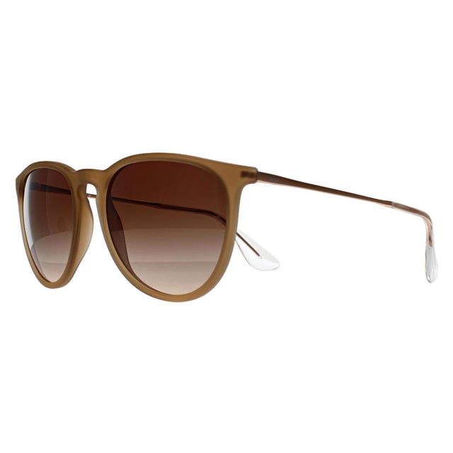 Die Sonnenbrille Ray-Ban RB4171 Erika 681413 aus poliertem beigem Gummi mit braunem Farbverlauf ist ein Beweis fÃ¼r das Engagement von Ray-Ban, zeitlose Brillen mit einem kultigen Touch zu kreieren. Dieses elegante Paar prÃ¤sentiert einen Rahmen aus poliertem beigem Gummi, der mÃ¼helose Raffinesse ausstrahlt, gepaart mit braunen GlÃ¤sern mit Farbverlauf, die nicht nur Coolness ausstrahlen, sondern auch optimalen Sonnenschutz bieten. Diese Sonnenbrille wurde fÃ¼r Frauen entworfen, die sowohl Wert auf Stil als auch auf AuthentizitÃ¤t legen. Sie vereint die StrapazierfÃ¤higkeit von Metall- und Kunststoffmaterialien und bietet so einen hohen Tragekomfort, ohne Kompromisse bei der handwerklichen QualitÃ¤t einzugehen. Mit ihrer klassischen Phantos-Silhouette versprÃ¼ht diese Brille einen Hauch von Tradition, der sich nahtlos in die Modewelt jeder Epoche einfÃ¼gt. Setzen Sie sie auf und erleben Sie die unvergleichliche Anziehungskraft, fÃ¼r die Ray-Ban seit 1937 steht - ein perfekter Begleiter fÃ¼r alle, die den Schnittpunkt von Tradition und Moderne im Brillendesign schÃ¤tzen.