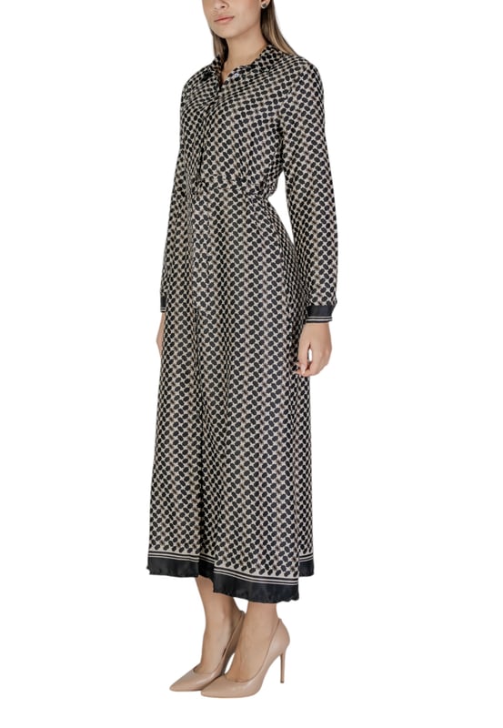 Marca: Solo.
  Genero: Mujeres.
  Tipo: Vestidos.
  Temporada: Otono/Invierno.
  Color: negro.
  Mangas: largas.
  Escote: cuello en V.
  Codigo del articulo: 15336733.
  Composicion: 100% poliester.
