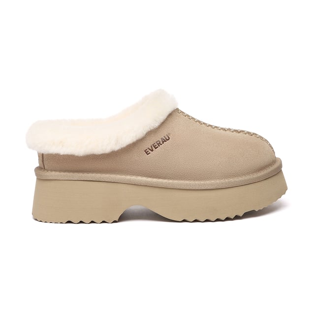 EVERAU Chunky Plattform Hausschuhe – Gemütlich trifft Chic  
Bleiben Sie warm und stilvoll mit den EVERAU Chunky Plattform Hausschuhen, die dafür entworfen wurden, Ihren Loungewear-Look mit einer schlanken Silhouette und einer modernen Plattform-Sohle zu heben. Ob Sie sich drinnen entspannen oder für einen lässigen Einkauf nach draußen gehen, diese Hausschuhe bieten die perfekte Mischung aus Komfort und mühelosem Stil.  
Hergestellt aus hochwertigem Rindsveloursleder und vollständig mit echtem Schafswollfutter ausgekleidet, isolieren diese Hausschuhe auf natürliche Weise und bieten atmungsaktive Wärme. Die voluminöse EVA-Sohle verfügt über eine skulptierte Fußgewölbe-Kurve, die Ihnen ein leichtes Heben und verbesserte Unterstützung bietet. Ein plüschiger Schafswollkragen umschließt den Knöchel für ein ultra-bequemes Gefühl, während das tief ausgeschnittene Slip-On-Design sie leicht tragbar macht.  
Mit einem dezent embossed Logo und einer schmeichelhaften, femininen Form sind diese Hausschuhe ein Winter-Muss – und ein durchdachtes Geschenk für Ihre Lieben.  
Wesentliche Merkmale:

- Obermaterial aus hochwertigem Rindsveloursleder: Weich, strukturiert und stilvoll.  
- Vollständig mit Schafswollfutter ausgekleidet: Natürlich warm, atmungsaktiv und feuchtigkeitsableitend.  
- Schafswollsohle: Bietet plüschige Dämpfung und ganztägigen Komfort.  
- Chunky EVA-Plattform-Sohle: Leicht, langlebig und skulptiert für zusätzlichen Fußgewölbe-Support.  
- Slip-On Design: Einfach anzuziehen und auszuziehen für tägliche Bequemlichkeit.  
- Flauschiger Schafswollkragen: Sorgt für zusätzliche Wärme und einen gemütlich-chicen Touch.  
- Geprägt Branding: Dezentes Logo-Detail auf dem Schuhblatt für zusätzliche Identität.  
- Feminine Silhouette: Erhöhte Sohle verlängert optisch die Beine.  
- Vielseitig tragbar: Ideal sowohl für drinnen als auch für lässige Winterausflüge.  
- Perfide Geschenkidee: Perfekt für Freunde und Familie in den kälteren Monaten.  

Materialien:

- Obermaterial: Rindsveloursleder  
- Futter: Schafswolle  
- Sohle: Schafswolle  
- Sohle: EVA  