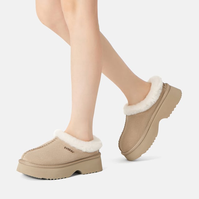 EVERAU Chunky Plattform Hausschuhe – Gemütlich trifft Chic  
Bleiben Sie warm und stilvoll mit den EVERAU Chunky Plattform Hausschuhen, die dafür entworfen wurden, Ihren Loungewear-Look mit einer schlanken Silhouette und einer modernen Plattform-Sohle zu heben. Ob Sie sich drinnen entspannen oder für einen lässigen Einkauf nach draußen gehen, diese Hausschuhe bieten die perfekte Mischung aus Komfort und mühelosem Stil.  
Hergestellt aus hochwertigem Rindsveloursleder und vollständig mit echtem Schafswollfutter ausgekleidet, isolieren diese Hausschuhe auf natürliche Weise und bieten atmungsaktive Wärme. Die voluminöse EVA-Sohle verfügt über eine skulptierte Fußgewölbe-Kurve, die Ihnen ein leichtes Heben und verbesserte Unterstützung bietet. Ein plüschiger Schafswollkragen umschließt den Knöchel für ein ultra-bequemes Gefühl, während das tief ausgeschnittene Slip-On-Design sie leicht tragbar macht.  
Mit einem dezent embossed Logo und einer schmeichelhaften, femininen Form sind diese Hausschuhe ein Winter-Muss – und ein durchdachtes Geschenk für Ihre Lieben.  
Wesentliche Merkmale:

- Obermaterial aus hochwertigem Rindsveloursleder: Weich, strukturiert und stilvoll.  
- Vollständig mit Schafswollfutter ausgekleidet: Natürlich warm, atmungsaktiv und feuchtigkeitsableitend.  
- Schafswollsohle: Bietet plüschige Dämpfung und ganztägigen Komfort.  
- Chunky EVA-Plattform-Sohle: Leicht, langlebig und skulptiert für zusätzlichen Fußgewölbe-Support.  
- Slip-On Design: Einfach anzuziehen und auszuziehen für tägliche Bequemlichkeit.  
- Flauschiger Schafswollkragen: Sorgt für zusätzliche Wärme und einen gemütlich-chicen Touch.  
- Geprägt Branding: Dezentes Logo-Detail auf dem Schuhblatt für zusätzliche Identität.  
- Feminine Silhouette: Erhöhte Sohle verlängert optisch die Beine.  
- Vielseitig tragbar: Ideal sowohl für drinnen als auch für lässige Winterausflüge.  
- Perfide Geschenkidee: Perfekt für Freunde und Familie in den kälteren Monaten.  

Materialien:

- Obermaterial: Rindsveloursleder  
- Futter: Schafswolle  
- Sohle: Schafswolle  
- Sohle: EVA  