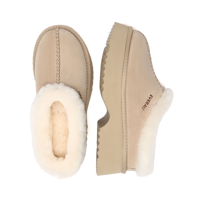 EVERAU Chunky Plattform Hausschuhe – Gemütlich trifft Chic  
Bleiben Sie warm und stilvoll mit den EVERAU Chunky Plattform Hausschuhen, die dafür entworfen wurden, Ihren Loungewear-Look mit einer schlanken Silhouette und einer modernen Plattform-Sohle zu heben. Ob Sie sich drinnen entspannen oder für einen lässigen Einkauf nach draußen gehen, diese Hausschuhe bieten die perfekte Mischung aus Komfort und mühelosem Stil.  
Hergestellt aus hochwertigem Rindsveloursleder und vollständig mit echtem Schafswollfutter ausgekleidet, isolieren diese Hausschuhe auf natürliche Weise und bieten atmungsaktive Wärme. Die voluminöse EVA-Sohle verfügt über eine skulptierte Fußgewölbe-Kurve, die Ihnen ein leichtes Heben und verbesserte Unterstützung bietet. Ein plüschiger Schafswollkragen umschließt den Knöchel für ein ultra-bequemes Gefühl, während das tief ausgeschnittene Slip-On-Design sie leicht tragbar macht.  
Mit einem dezent embossed Logo und einer schmeichelhaften, femininen Form sind diese Hausschuhe ein Winter-Muss – und ein durchdachtes Geschenk für Ihre Lieben.  
Wesentliche Merkmale:

- Obermaterial aus hochwertigem Rindsveloursleder: Weich, strukturiert und stilvoll.  
- Vollständig mit Schafswollfutter ausgekleidet: Natürlich warm, atmungsaktiv und feuchtigkeitsableitend.  
- Schafswollsohle: Bietet plüschige Dämpfung und ganztägigen Komfort.  
- Chunky EVA-Plattform-Sohle: Leicht, langlebig und skulptiert für zusätzlichen Fußgewölbe-Support.  
- Slip-On Design: Einfach anzuziehen und auszuziehen für tägliche Bequemlichkeit.  
- Flauschiger Schafswollkragen: Sorgt für zusätzliche Wärme und einen gemütlich-chicen Touch.  
- Geprägt Branding: Dezentes Logo-Detail auf dem Schuhblatt für zusätzliche Identität.  
- Feminine Silhouette: Erhöhte Sohle verlängert optisch die Beine.  
- Vielseitig tragbar: Ideal sowohl für drinnen als auch für lässige Winterausflüge.  
- Perfide Geschenkidee: Perfekt für Freunde und Familie in den kälteren Monaten.  

Materialien:

- Obermaterial: Rindsveloursleder  
- Futter: Schafswolle  
- Sohle: Schafswolle  
- Sohle: EVA  