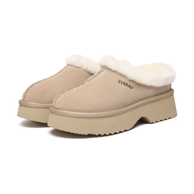 EVERAU Chunky Plattform Hausschuhe – Gemütlich trifft Chic  
Bleiben Sie warm und stilvoll mit den EVERAU Chunky Plattform Hausschuhen, die dafür entworfen wurden, Ihren Loungewear-Look mit einer schlanken Silhouette und einer modernen Plattform-Sohle zu heben. Ob Sie sich drinnen entspannen oder für einen lässigen Einkauf nach draußen gehen, diese Hausschuhe bieten die perfekte Mischung aus Komfort und mühelosem Stil.  
Hergestellt aus hochwertigem Rindsveloursleder und vollständig mit echtem Schafswollfutter ausgekleidet, isolieren diese Hausschuhe auf natürliche Weise und bieten atmungsaktive Wärme. Die voluminöse EVA-Sohle verfügt über eine skulptierte Fußgewölbe-Kurve, die Ihnen ein leichtes Heben und verbesserte Unterstützung bietet. Ein plüschiger Schafswollkragen umschließt den Knöchel für ein ultra-bequemes Gefühl, während das tief ausgeschnittene Slip-On-Design sie leicht tragbar macht.  
Mit einem dezent embossed Logo und einer schmeichelhaften, femininen Form sind diese Hausschuhe ein Winter-Muss – und ein durchdachtes Geschenk für Ihre Lieben.  
Wesentliche Merkmale:

- Obermaterial aus hochwertigem Rindsveloursleder: Weich, strukturiert und stilvoll.  
- Vollständig mit Schafswollfutter ausgekleidet: Natürlich warm, atmungsaktiv und feuchtigkeitsableitend.  
- Schafswollsohle: Bietet plüschige Dämpfung und ganztägigen Komfort.  
- Chunky EVA-Plattform-Sohle: Leicht, langlebig und skulptiert für zusätzlichen Fußgewölbe-Support.  
- Slip-On Design: Einfach anzuziehen und auszuziehen für tägliche Bequemlichkeit.  
- Flauschiger Schafswollkragen: Sorgt für zusätzliche Wärme und einen gemütlich-chicen Touch.  
- Geprägt Branding: Dezentes Logo-Detail auf dem Schuhblatt für zusätzliche Identität.  
- Feminine Silhouette: Erhöhte Sohle verlängert optisch die Beine.  
- Vielseitig tragbar: Ideal sowohl für drinnen als auch für lässige Winterausflüge.  
- Perfide Geschenkidee: Perfekt für Freunde und Familie in den kälteren Monaten.  

Materialien:

- Obermaterial: Rindsveloursleder  
- Futter: Schafswolle  
- Sohle: Schafswolle  
- Sohle: EVA  