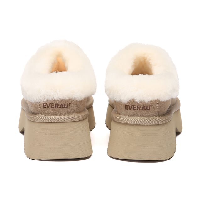 EVERAU Chunky Plattform Hausschuhe – Gemütlich trifft Chic  
Bleiben Sie warm und stilvoll mit den EVERAU Chunky Plattform Hausschuhen, die dafür entworfen wurden, Ihren Loungewear-Look mit einer schlanken Silhouette und einer modernen Plattform-Sohle zu heben. Ob Sie sich drinnen entspannen oder für einen lässigen Einkauf nach draußen gehen, diese Hausschuhe bieten die perfekte Mischung aus Komfort und mühelosem Stil.  
Hergestellt aus hochwertigem Rindsveloursleder und vollständig mit echtem Schafswollfutter ausgekleidet, isolieren diese Hausschuhe auf natürliche Weise und bieten atmungsaktive Wärme. Die voluminöse EVA-Sohle verfügt über eine skulptierte Fußgewölbe-Kurve, die Ihnen ein leichtes Heben und verbesserte Unterstützung bietet. Ein plüschiger Schafswollkragen umschließt den Knöchel für ein ultra-bequemes Gefühl, während das tief ausgeschnittene Slip-On-Design sie leicht tragbar macht.  
Mit einem dezent embossed Logo und einer schmeichelhaften, femininen Form sind diese Hausschuhe ein Winter-Muss – und ein durchdachtes Geschenk für Ihre Lieben.  
Wesentliche Merkmale:

- Obermaterial aus hochwertigem Rindsveloursleder: Weich, strukturiert und stilvoll.  
- Vollständig mit Schafswollfutter ausgekleidet: Natürlich warm, atmungsaktiv und feuchtigkeitsableitend.  
- Schafswollsohle: Bietet plüschige Dämpfung und ganztägigen Komfort.  
- Chunky EVA-Plattform-Sohle: Leicht, langlebig und skulptiert für zusätzlichen Fußgewölbe-Support.  
- Slip-On Design: Einfach anzuziehen und auszuziehen für tägliche Bequemlichkeit.  
- Flauschiger Schafswollkragen: Sorgt für zusätzliche Wärme und einen gemütlich-chicen Touch.  
- Geprägt Branding: Dezentes Logo-Detail auf dem Schuhblatt für zusätzliche Identität.  
- Feminine Silhouette: Erhöhte Sohle verlängert optisch die Beine.  
- Vielseitig tragbar: Ideal sowohl für drinnen als auch für lässige Winterausflüge.  
- Perfide Geschenkidee: Perfekt für Freunde und Familie in den kälteren Monaten.  

Materialien:

- Obermaterial: Rindsveloursleder  
- Futter: Schafswolle  
- Sohle: Schafswolle  
- Sohle: EVA  