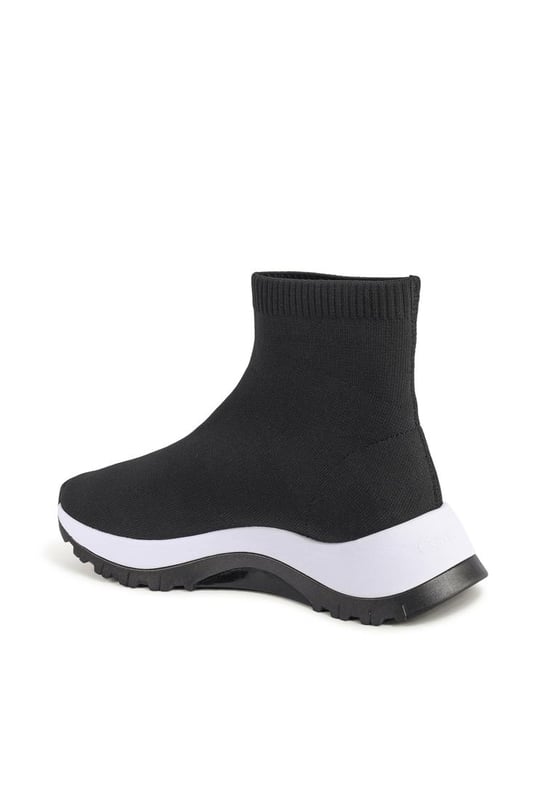 Strick-Sneaker Casual Comfort Marke: Calvin Klein.
Modell: HW0HW01641BEH.
Farbe: Schwarz.
Zusammensetzung: 65% Polyester 35% Elasthan.
Made in China.
Geschlecht: Frauen.
