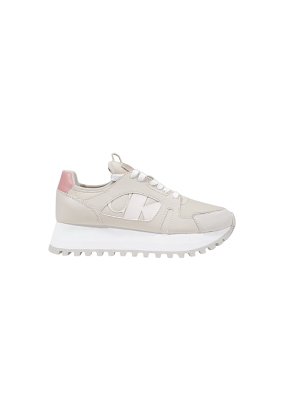 Marca: Calvin Klein Jeans.
  Genero: Mujer.
  Tipo: Zapatos.
  Temporada: Primavera/Verano.
  Color: Beige.
  Suela: Goma.
  Codigo del articulo: YW0YW01642.
  Composicion: 60% poliester 40% poliuretano.