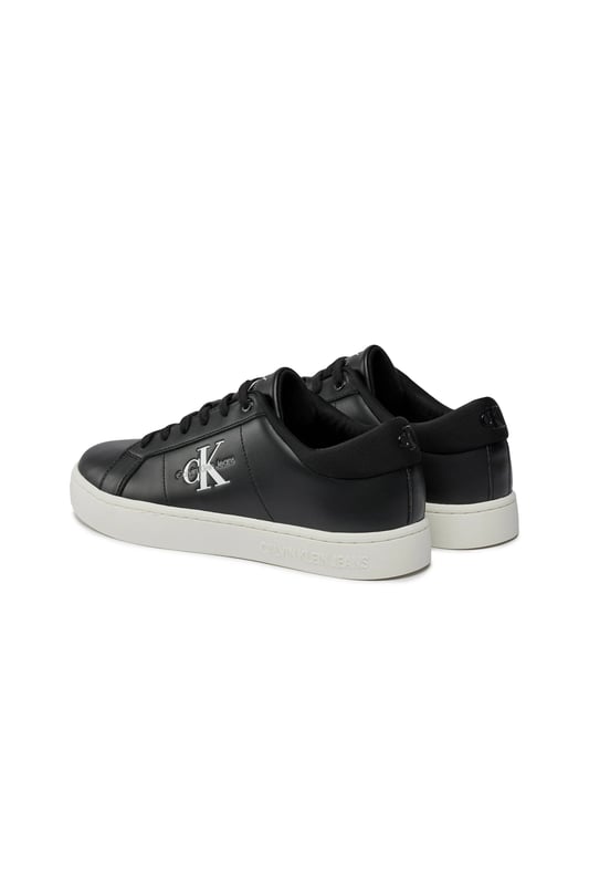 Elegantes zapatillas de piel estampadas para hombre.
  Perfecto para la temporada de primavera/verano.
  Color negro con patron de impresion unico.
  Suela de goma duradera.
  Comodo forro de piel.
  Tamano de 3 cm.
  Fabricado con composicion 100% cuero.