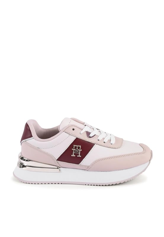 Marca: Tommy Hilfiger.
  Modelo: FW0FW07306YBH.
  Color: Blanco.
  Composicion: 100% Cuero.
  Fabricado en China.
  Genero: Mujeres.