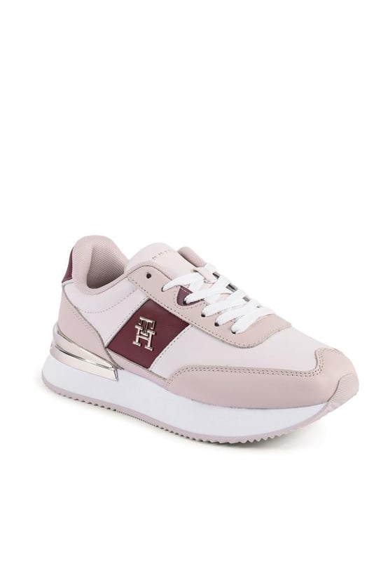 Marca: Tommy Hilfiger.
  Modelo: FW0FW07306YBH.
  Color: Blanco.
  Composicion: 100% Cuero.
  Fabricado en China.
  Genero: Mujeres.