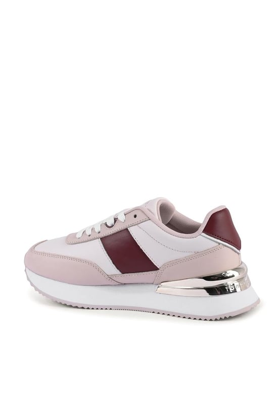 Marca: Tommy Hilfiger.
  Modelo: FW0FW07306YBH.
  Color: Blanco.
  Composicion: 100% Cuero.
  Fabricado en China.
  Genero: Mujeres.