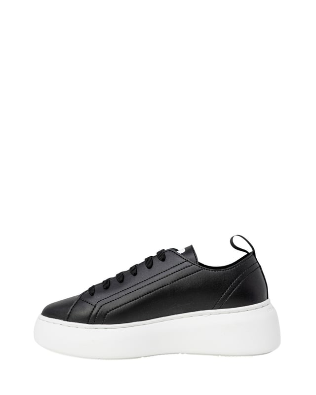 Zapatilla De Plataforma Estilo Cana Baja Marca: Armani Exchange.
Genero: Mujeres.
Tipo: Zapatillas.
Temporada: Primavera/Verano.
Color: Negro.
Patron: Liso.
Sujecion: Cordones.
Suela: Goma.
Forro: Piel.
Detalles: Sin cordones deportivo.
Composicion: 100% piel.