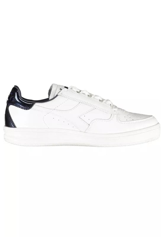 Zapatilla de tela blanca.
  Zapatilla deportiva con cordones.
  Segundo encaje en contraste.
  Detalles en contraste.
  Logotipo.
  Disenado para mujeres.