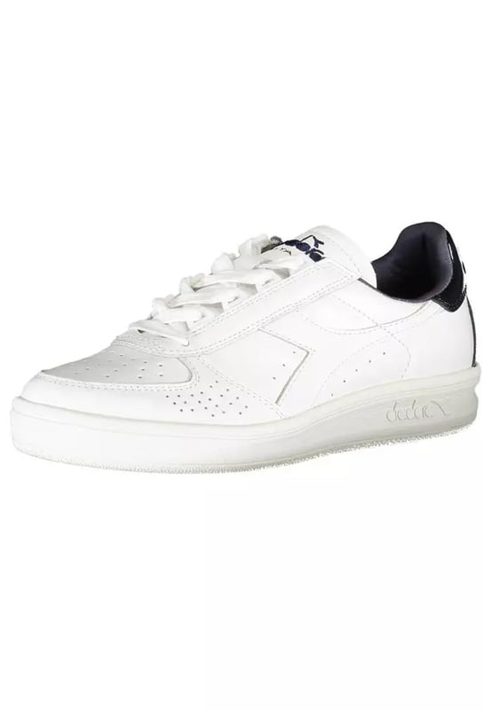 Zapatilla de tela blanca.
  Zapatilla deportiva con cordones.
  Segundo encaje en contraste.
  Detalles en contraste.
  Logotipo.
  Disenado para mujeres.