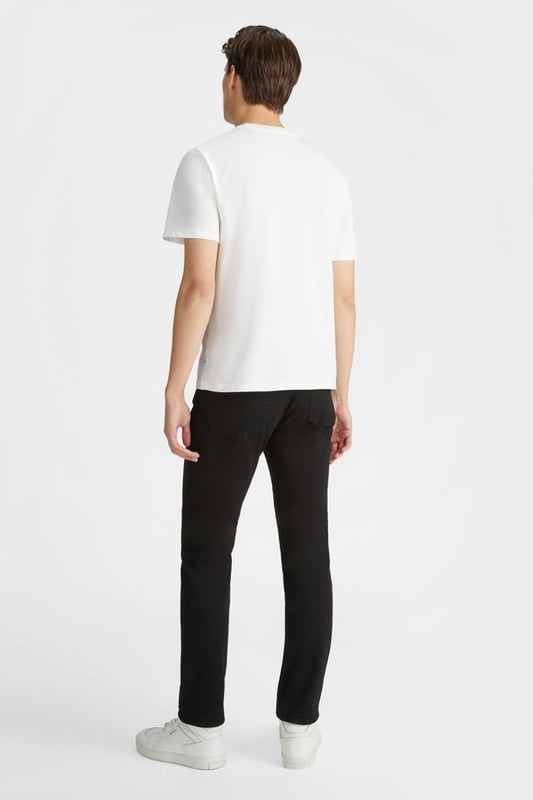 The Albert Simple men's slim fit 5-pocket denim is one of our most appreciated bestsellers, combining the elegance of a timeless classic with practicality. Made from 10.50 OZ stretch diagonal fabric, this essential piece is designed for those who seek a flawless fit and a look that stands out. Main features: Fit: Slim Fabric: 10.50 OZ stretch diagonal
