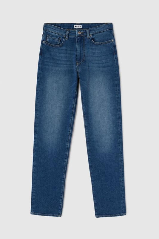 Vaqueros slim de mujer con pernera pitillo y cintura regular, diseñados para ofrecer la máxima elasticidad y un ajuste perfecto. Los lavados arenosos add aportan un toque de carácter que convierte a estos vaqueros en una prenda imprescindible. Con una mezcla de tendencia y versatilidad, cada detalle está pensado para realzar tu estilo diario.