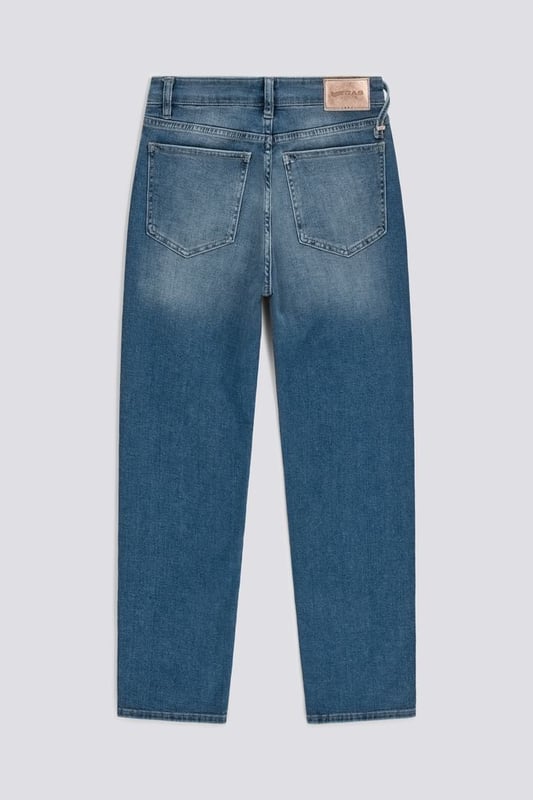 Vaqueros slim de mujer con pernera pitillo y cintura regular, diseñados para ofrecer la máxima elasticidad y un ajuste perfecto. Los lavados arenosos add aportan un toque de carácter que convierte a estos vaqueros en una prenda imprescindible. Con una mezcla de tendencia y versatilidad, cada detalle está pensado para realzar tu estilo diario.