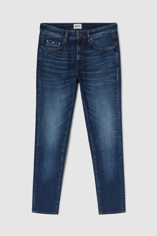 El vaquero slim fit 5 bolsillos Albert Simple para hombre es uno de nuestros bestsellers más apreciados, ya que combina la elegancia de un clásico atemporal con la practicidad. Confeccionado en tejido diagonal elástico de 10,50 OZ, esta pieza esencial está diseñada para quienes buscan un ajuste impecable y un look que destaque. Características principales: Corte: Slim Tejido 10.50 OZ diagonal elástico
