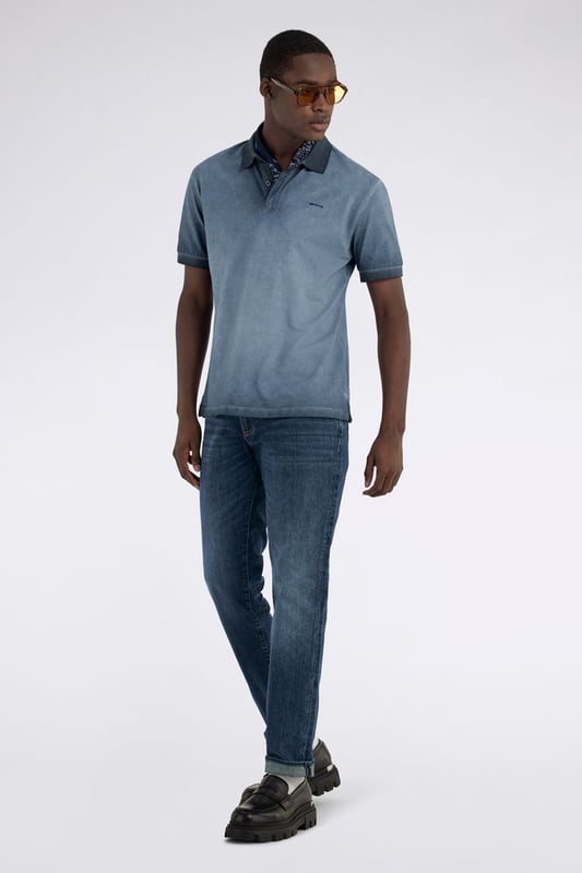 El vaquero slim fit 5 bolsillos Albert Simple para hombre es uno de nuestros bestsellers más apreciados, ya que combina la elegancia de un clásico atemporal con la practicidad. Confeccionado en tejido diagonal elástico de 10,50 OZ, esta pieza esencial está diseñada para quienes buscan un ajuste impecable y un look que destaque. Características principales: Corte: Slim Tejido 10.50 OZ diagonal elástico