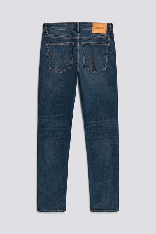 El vaquero slim fit 5 bolsillos Albert Simple para hombre es uno de nuestros bestsellers más apreciados, ya que combina la elegancia de un clásico atemporal con la practicidad. Confeccionado en tejido diagonal elástico de 10,50 OZ, esta pieza esencial está diseñada para quienes buscan un ajuste impecable y un look que destaque. Características principales: Corte: Slim Tejido 10.50 OZ diagonal elástico