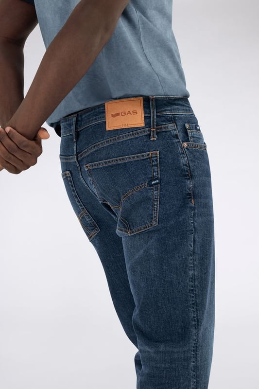 El vaquero slim fit 5 bolsillos Albert Simple para hombre es uno de nuestros bestsellers más apreciados, ya que combina la elegancia de un clásico atemporal con la practicidad. Confeccionado en tejido diagonal elástico de 10,50 OZ, esta pieza esencial está diseñada para quienes buscan un ajuste impecable y un look que destaque. Características principales: Corte: Slim Tejido 10.50 OZ diagonal elástico