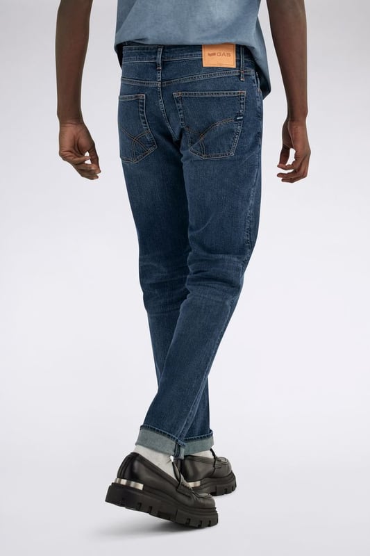 El vaquero slim fit 5 bolsillos Albert Simple para hombre es uno de nuestros bestsellers más apreciados, ya que combina la elegancia de un clásico atemporal con la practicidad. Confeccionado en tejido diagonal elástico de 10,50 OZ, esta pieza esencial está diseñada para quienes buscan un ajuste impecable y un look que destaque. Características principales: Corte: Slim Tejido 10.50 OZ diagonal elástico