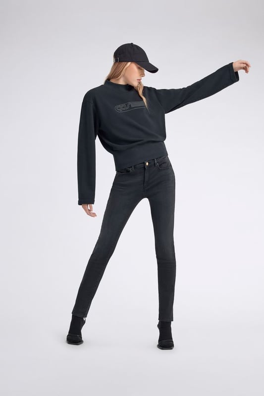 Vaqueros slim fit de talle alto para mujer, con pinzas moldeadoras y canesú redondeado para realzar el efecto push-up. La pierna sigue los contornos del cuerpo sin aferrarse, y el tono azul profundo mejora el estado de ánimo. Una mezcla de tendencia y versatilidad en puro estilo GAS.