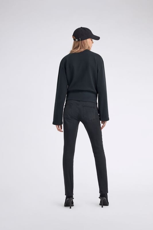 Vaqueros slim fit de talle alto para mujer, con pinzas moldeadoras y canesú redondeado para realzar el efecto push-up. La pierna sigue los contornos del cuerpo sin aferrarse, y el tono azul profundo mejora el estado de ánimo. Una mezcla de tendencia y versatilidad en puro estilo GAS.