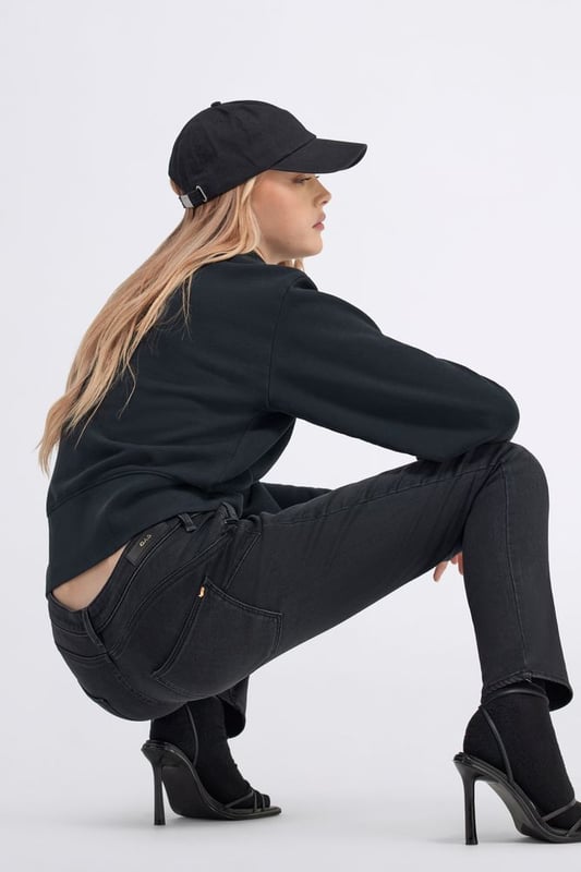 Vaqueros slim fit de talle alto para mujer, con pinzas moldeadoras y canesú redondeado para realzar el efecto push-up. La pierna sigue los contornos del cuerpo sin aferrarse, y el tono azul profundo mejora el estado de ánimo. Una mezcla de tendencia y versatilidad en puro estilo GAS.