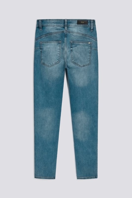 Vaqueros slim fit de talle alto para mujer, con pinzas moldeadoras y canesú redondeado para realzar el efecto push-up. La pierna sigue los contornos del cuerpo sin aferrarse, y el tono azul profundo mejora el estado de ánimo. Una mezcla de tendencia y versatilidad en puro estilo GAS.
