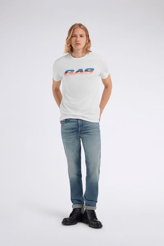 El vaquero slim fit 5 bolsillos Albert Simple para hombre es uno de nuestros bestsellers más apreciados, ya que combina la elegancia de un clásico atemporal con la practicidad. Confeccionado en tejido diagonal elástico de 10,50 OZ, esta pieza esencial está diseñada para quienes buscan un ajuste impecable y un look que destaque. Características principales: Corte: Slim Tejido 10.50 OZ diagonal elástico