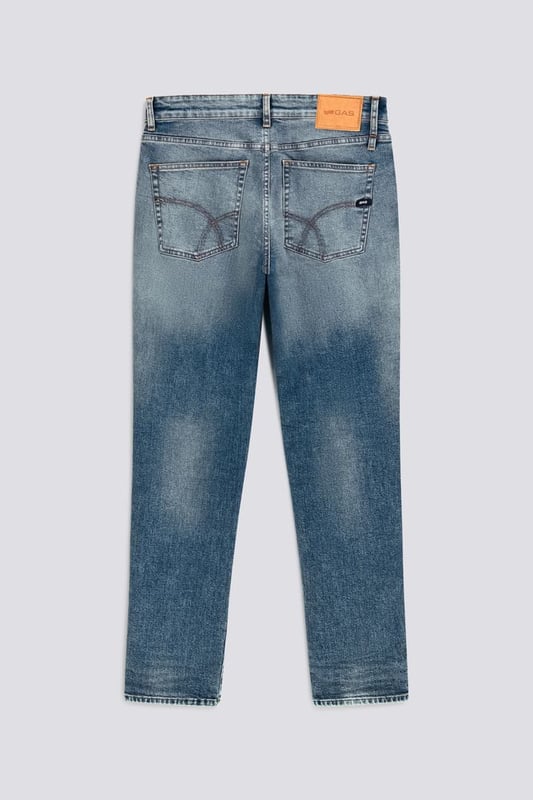 El vaquero slim fit 5 bolsillos Albert Simple para hombre es uno de nuestros bestsellers más apreciados, ya que combina la elegancia de un clásico atemporal con la practicidad. Confeccionado en tejido diagonal elástico de 10,50 OZ, esta pieza esencial está diseñada para quienes buscan un ajuste impecable y un look que destaque. Características principales: Corte: Slim Tejido 10.50 OZ diagonal elástico