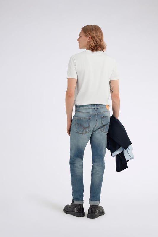 El vaquero slim fit 5 bolsillos Albert Simple para hombre es uno de nuestros bestsellers más apreciados, ya que combina la elegancia de un clásico atemporal con la practicidad. Confeccionado en tejido diagonal elástico de 10,50 OZ, esta pieza esencial está diseñada para quienes buscan un ajuste impecable y un look que destaque. Características principales: Corte: Slim Tejido 10.50 OZ diagonal elástico
