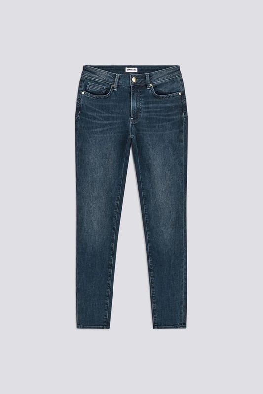 Knöchellange Skinny-Jeans mit hoher Taille für Damen, die maximalen Komfort mit raffinierter Weiblichkeit verbindet. Das Design wird durch eine geformte Passe und formgebende Abnäher ergänzt, die für einen ausgeprägten Push-up-Effekt sorgen. In verschiedenen Waschungen erhältlich, ist sie ein unverzichtbares Element für jede Garderobe. Hauptmerkmale: Passform: Skinny, hoch tailliert Details: Geformte Passe, formende Abnäher mit Push-up-Effekt