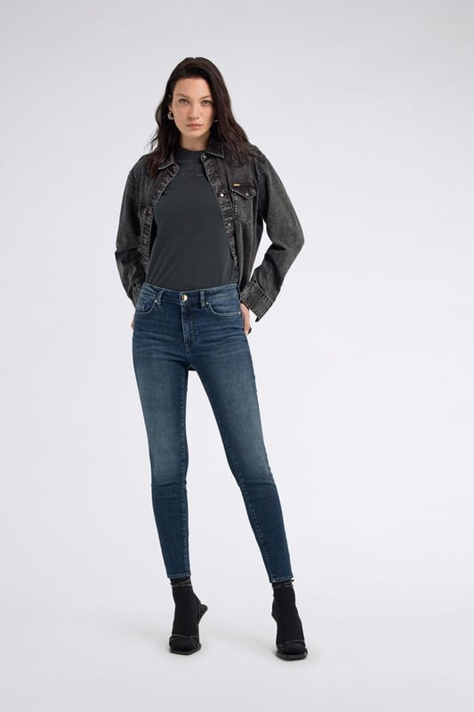 Knöchellange Skinny-Jeans mit hoher Taille für Damen, die maximalen Komfort mit raffinierter Weiblichkeit verbindet. Das Design wird durch eine geformte Passe und formgebende Abnäher ergänzt, die für einen ausgeprägten Push-up-Effekt sorgen. In verschiedenen Waschungen erhältlich, ist sie ein unverzichtbares Element für jede Garderobe. Hauptmerkmale: Passform: Skinny, hoch tailliert Details: Geformte Passe, formende Abnäher mit Push-up-Effekt