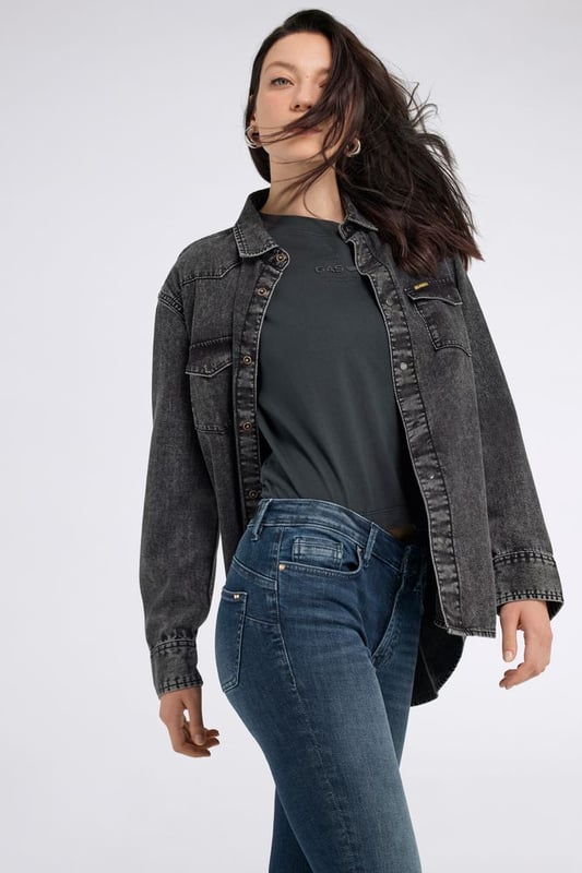Knöchellange Skinny-Jeans mit hoher Taille für Damen, die maximalen Komfort mit raffinierter Weiblichkeit verbindet. Das Design wird durch eine geformte Passe und formgebende Abnäher ergänzt, die für einen ausgeprägten Push-up-Effekt sorgen. In verschiedenen Waschungen erhältlich, ist sie ein unverzichtbares Element für jede Garderobe. Hauptmerkmale: Passform: Skinny, hoch tailliert Details: Geformte Passe, formende Abnäher mit Push-up-Effekt