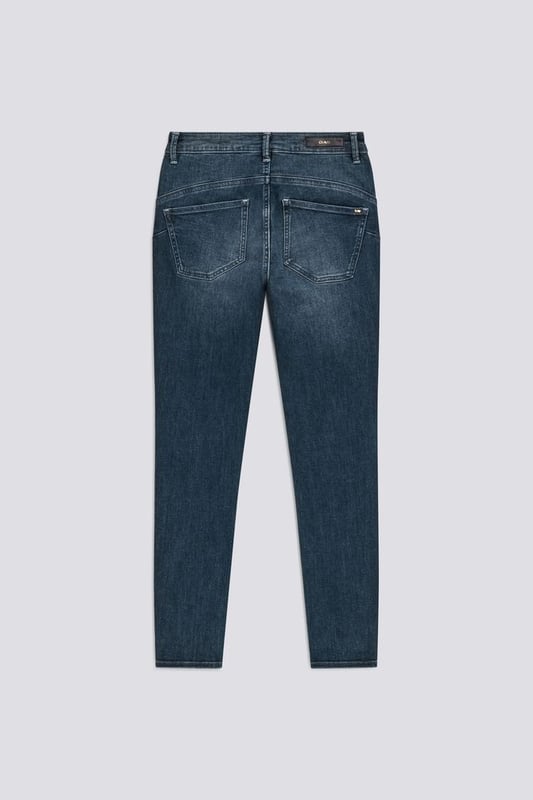 Knöchellange Skinny-Jeans mit hoher Taille für Damen, die maximalen Komfort mit raffinierter Weiblichkeit verbindet. Das Design wird durch eine geformte Passe und formgebende Abnäher ergänzt, die für einen ausgeprägten Push-up-Effekt sorgen. In verschiedenen Waschungen erhältlich, ist sie ein unverzichtbares Element für jede Garderobe. Hauptmerkmale: Passform: Skinny, hoch tailliert Details: Geformte Passe, formende Abnäher mit Push-up-Effekt