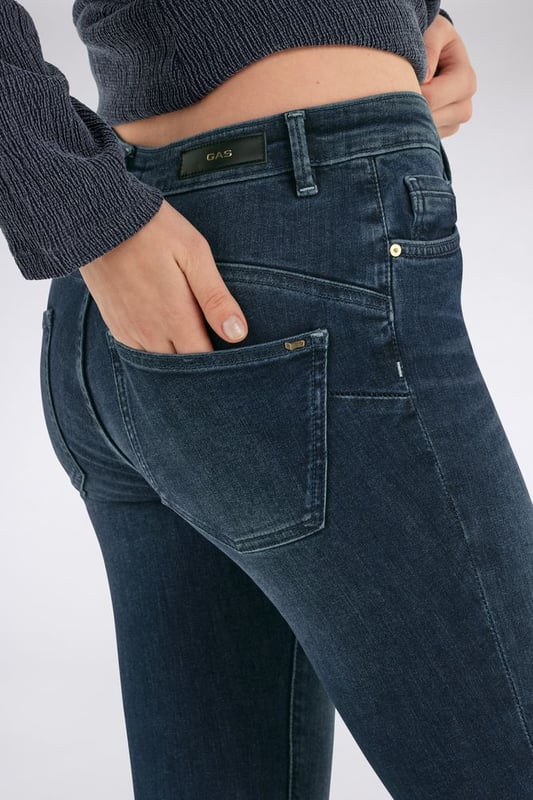 Knöchellange Skinny-Jeans mit hoher Taille für Damen, die maximalen Komfort mit raffinierter Weiblichkeit verbindet. Das Design wird durch eine geformte Passe und formgebende Abnäher ergänzt, die für einen ausgeprägten Push-up-Effekt sorgen. In verschiedenen Waschungen erhältlich, ist sie ein unverzichtbares Element für jede Garderobe. Hauptmerkmale: Passform: Skinny, hoch tailliert Details: Geformte Passe, formende Abnäher mit Push-up-Effekt