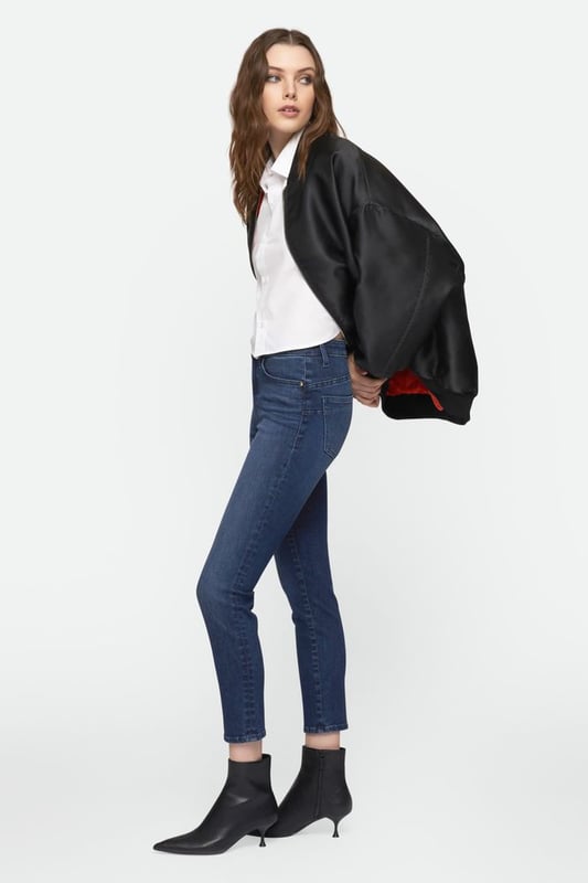 Knöchellange Skinny-Jeans mit hoher Taille für Damen, die maximalen Komfort mit raffinierter Weiblichkeit verbindet. Das Design wird durch eine geformte Passe und formgebende Abnäher ergänzt, die für einen ausgeprägten Push-up-Effekt sorgen. In verschiedenen Waschungen erhältlich, ist sie ein unverzichtbares Element für jede Garderobe. Hauptmerkmale: Passform: Skinny, hoch tailliert Details: Geformte Passe, formende Abnäher mit Push-up-Effekt