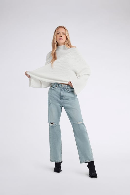 Damenjeans mit Zigarettenbein und hoher Taille. Sie garantieren hohe Leistung in Bezug auf Elastizität, Komfort und Rücksprungkraft, kombiniert mit dem düsteren Charakter der Waschungen. Coolness und Vielseitigkeit in jedem Detail.